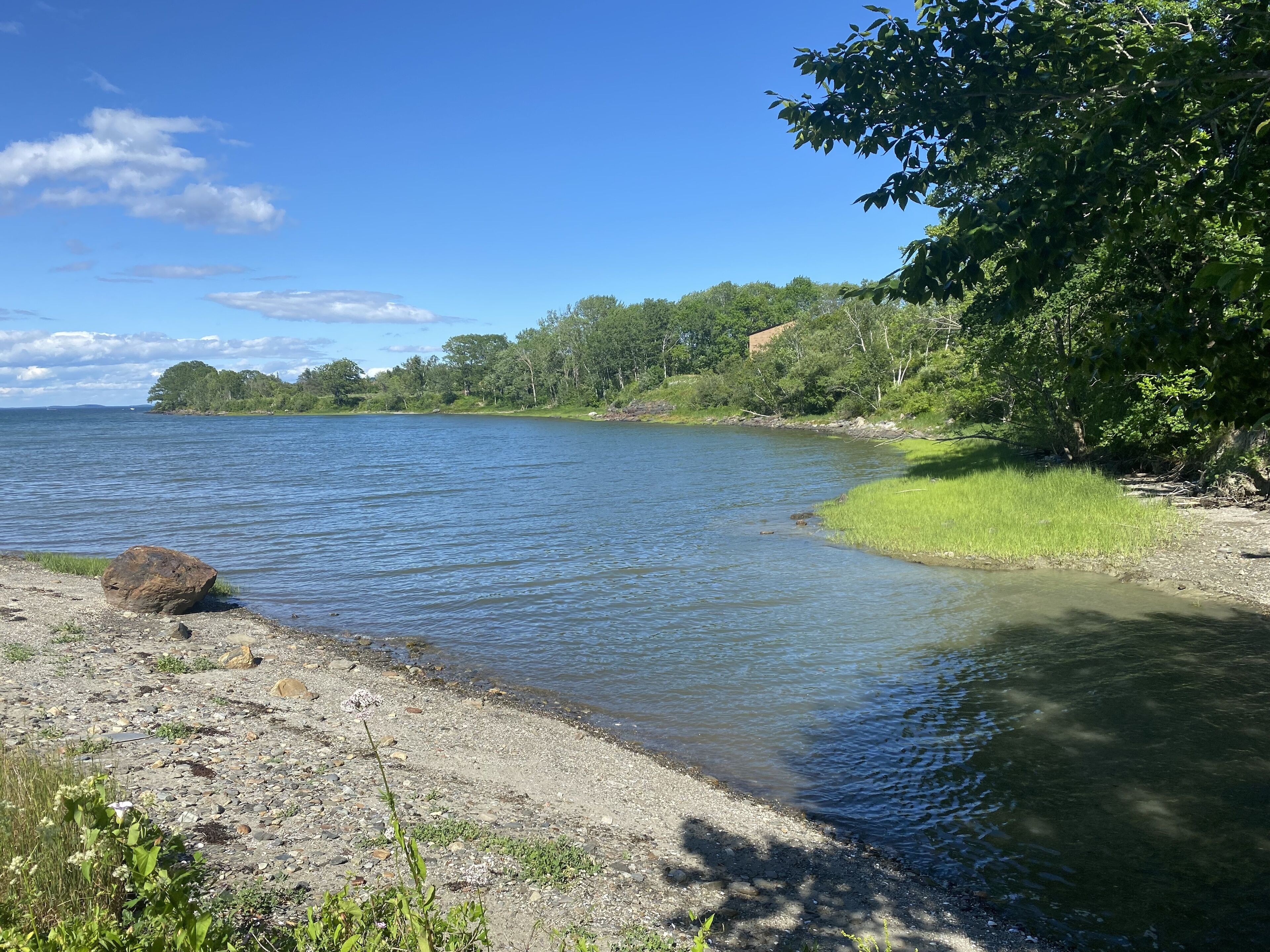 En la playa, camastros y toallas de playa 