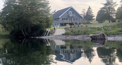 Beautiful Private beach house on 2 acres Located in Owls Head❤️