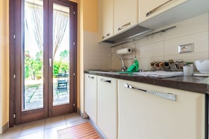 Fridge, oven, stovetop, coffee/tea maker