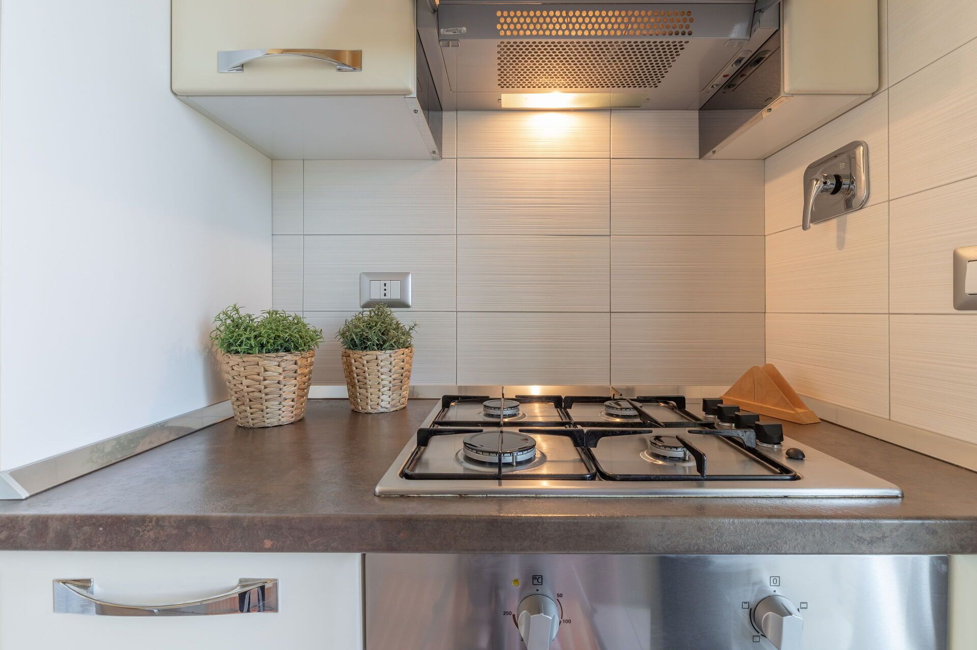 Frigorífico, horno, placa de cocina y cafetera o tetera