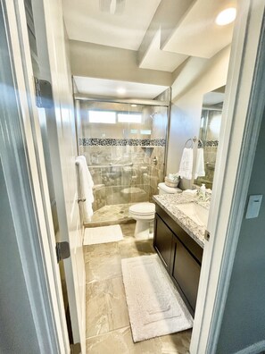 Douche, sèche-cheveux, serviettes fournies, savon