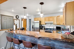 Fridge, microwave, oven, stovetop - *Mountain View* Entire Upstairs CHALET, Kalispell, MT (Kalispell)