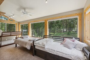 2 bedrooms, desk, travel cot, free WiFi - *Mountain View* Entire Upstairs CHALET, Kalispell, MT (Kalispell)