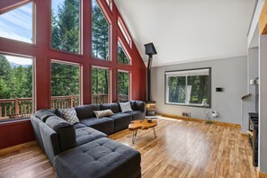 TV - *Mountain View* Entire Upstairs CHALET, Kalispell, MT (Kalispell)