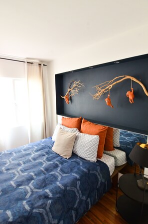 2 habitaciones, escritorio y tabla de planchar con plancha