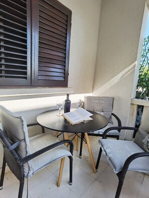 아파트 (One Bedroom Apartment with Terrace) | 테라스/파티오