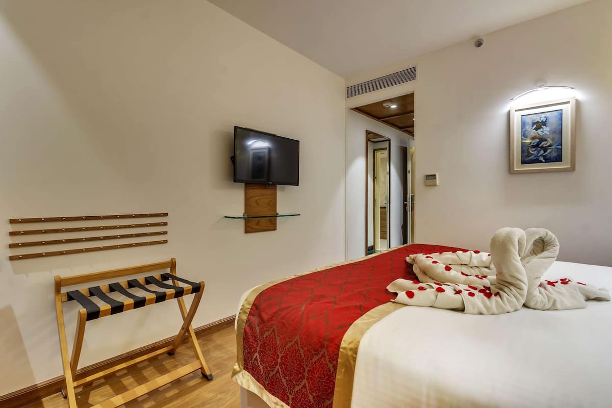 Standard Room, 2 Twin Beds | Hypo-allergenic bedding, minibar, in-room safe, desk