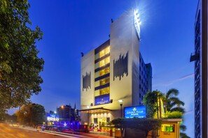 Vista frontal de la propiedad