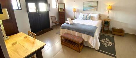 2 chambres, bureau, fer et planche à repasser, lit parapluie