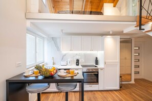 Studio (Duplex studio with Balcony and shared) | Dapur pribadi | Lemari es