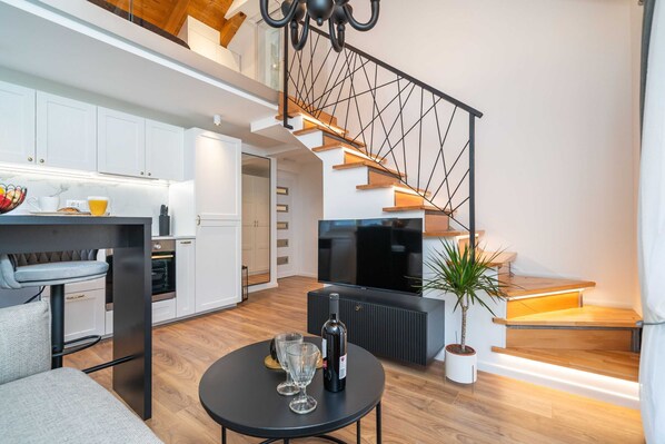 Estudio (Duplex studio with Balcony and shared) | Sala de estar | Televisión de 25 pulgadas con canales vía satélite 