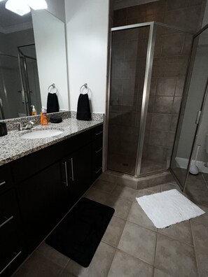 Combined shower/tub, hair dryer, towels, soap - Luxurious  2bd 2 1/2 Bath ,best location in Atlanta (Smyrna)