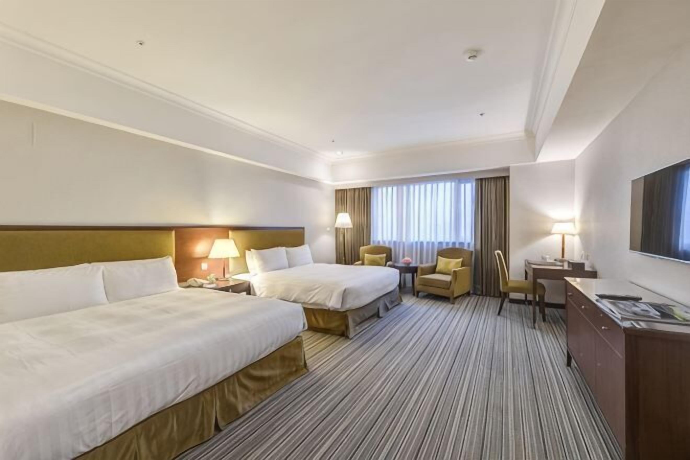 Ropa de cama hipoalergénica, edredones de plumas, minibar y caja fuerte