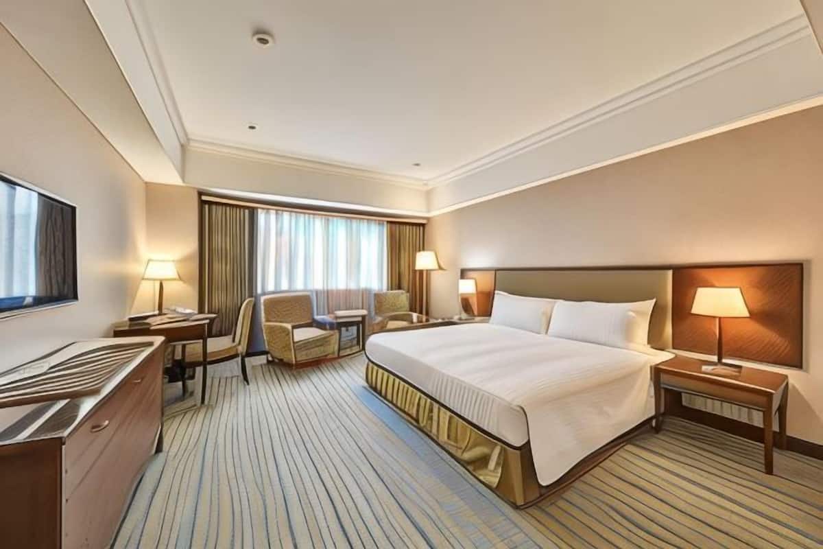 Hypo-allergenic bedding, down duvets, minibar, in-room safe