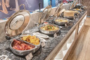 Tägliches Frühstücksbuffet gegen Gebühr