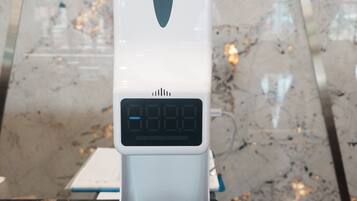 Eine PureMate Kaffeemaschine mit digitaler Anzeige steht auf einer Marmorarbeitsplatte.