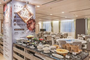 Daily buffet breakfast (TWD 572 per person)