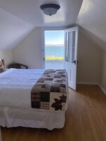 Cubrecamas, minibar, wifi gratis y ropa de cama 