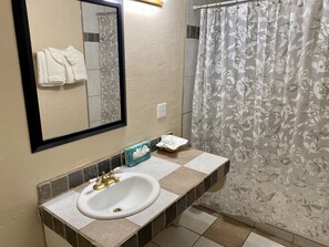 Alpers Trout  Room | Bad | Kombinert dusj/badekar og håndklær