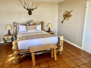 Kit Carson Room | Down comforters, minibar, free WiFi, bed sheets - Tioga Lodge At Mono Lake (Lee Vining)