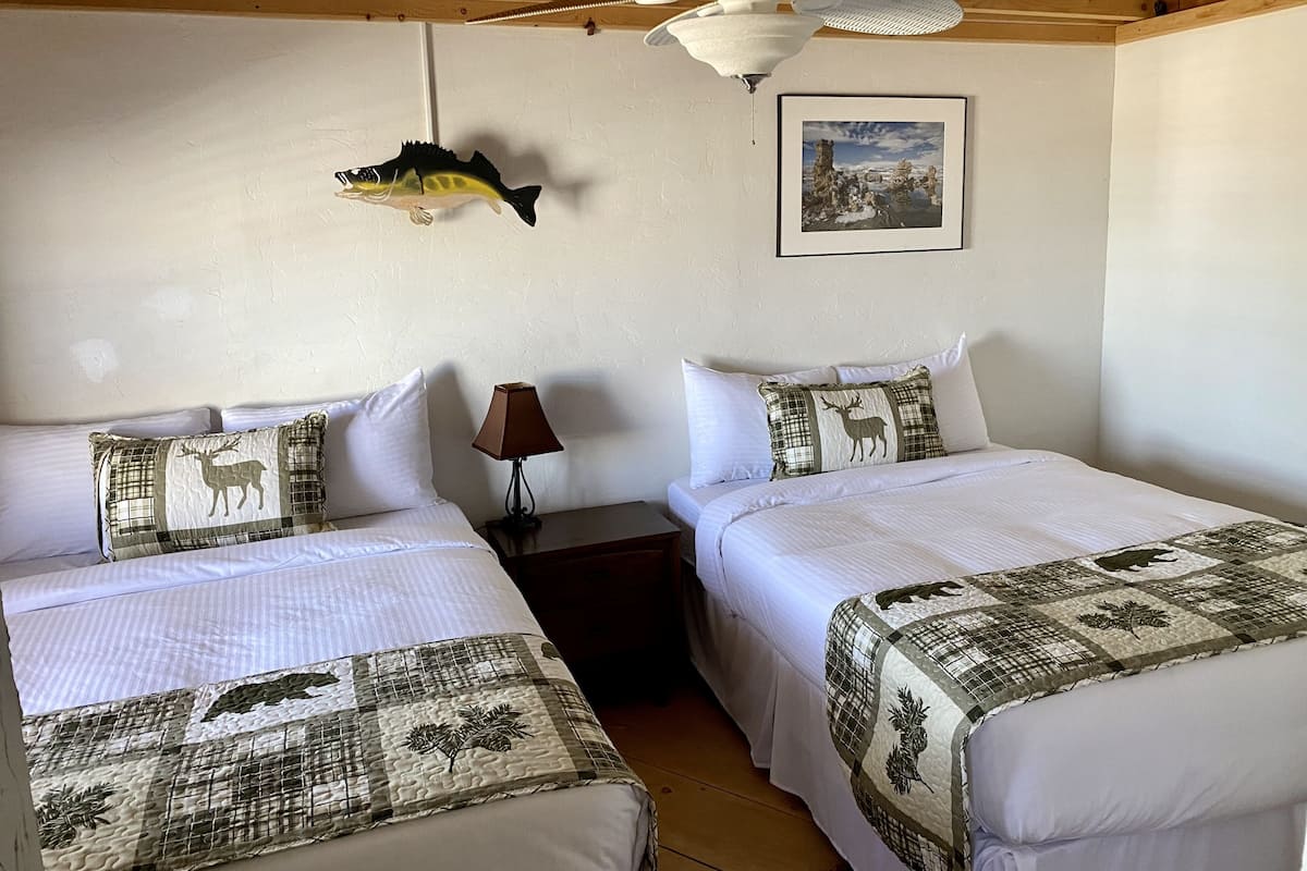 Alpers Trout Room | Donzen dekbedden, een minibar, gratis wifi, beddengoed