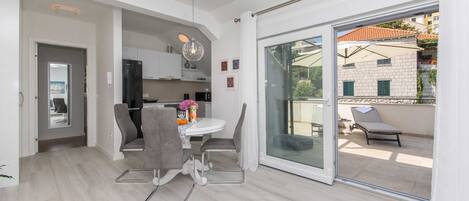 Lejlighed (One Bedroom Apartment with Terrace) | Interiør