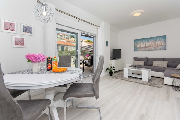 Apartment (One Bedroom Apartment with Terrace) | Dining room