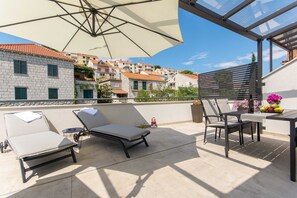 Departamento (One Bedroom Apartment with Terrace) | Terraza o patio