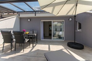 아파트 (One Bedroom Apartment with Terrace) | 테라스/파티오