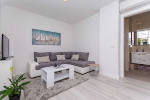 Apartamento (One Bedroom Apartment with Terrace) | Sala de estar | TV