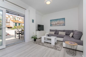 Apartamento (One Bedroom Apartment with Terrace) | Sala de estar | TV