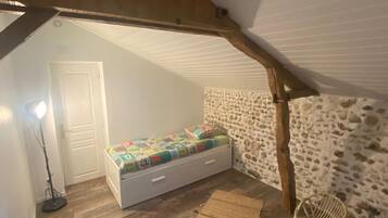 2 bedrooms, iron/ironing board, free WiFi, bed sheets