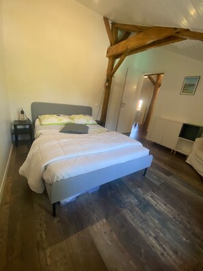 2 bedrooms, iron/ironing board, free WiFi, bed sheets
