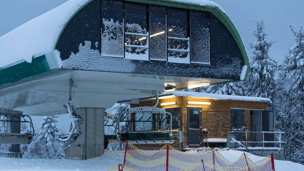 A snow-covered ski lift station with a wooden cabin and a covered waiting area. - Apartment - Kappenblick 2 Buchenweg 13 Winterberg (Winterberg)