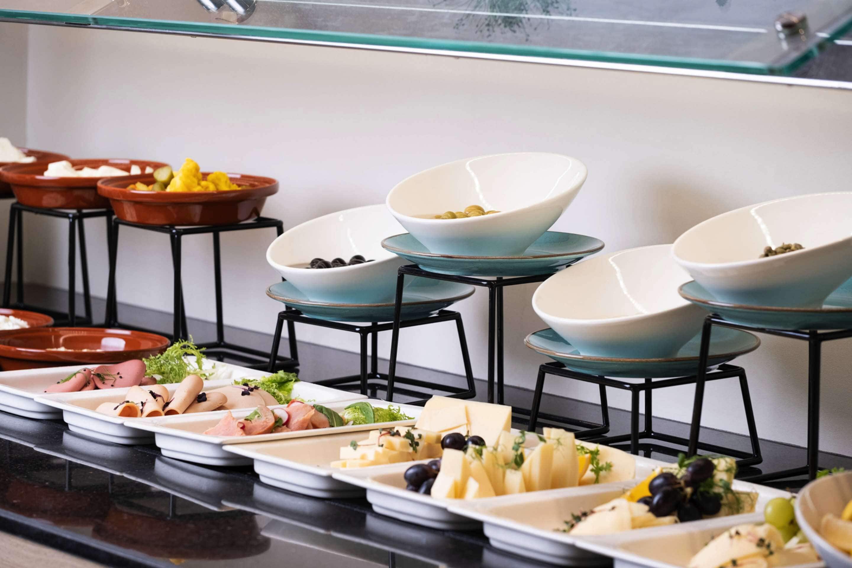 Un buffet avec différents plats et des bols disposés sur des présentoirs.