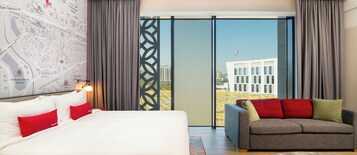 Business Suite | In-room safe, desk, laptop workspace, blackout drapes
