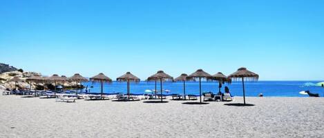 Una spiaggia nelle vicinanze