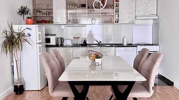 Appartement (Two Bedroom Apartment with Terrace an) | Cuisine privée | Réfrigérateur