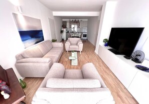 Leilighet (Two Bedroom Apartment with Terrace an) | Oppholdsrom | En 25-tommers Flatskjerm-TV med kabel-kanaler samt TV
