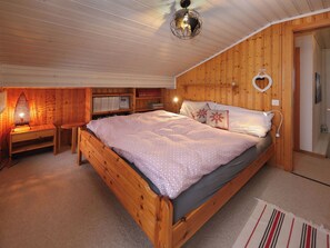 3 bedrooms, desk, WiFi