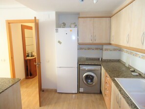 Kühlschrank, Mikrowelle, Ofen, Wasserkocher mit Kaffee-/Teezubehör