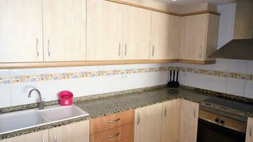 Réfrigérateur, micro-ondes, four, cafetiÚre/bouilloire