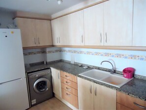 Kühlschrank, Mikrowelle, Ofen, Wasserkocher mit Kaffee-/Teezubehör