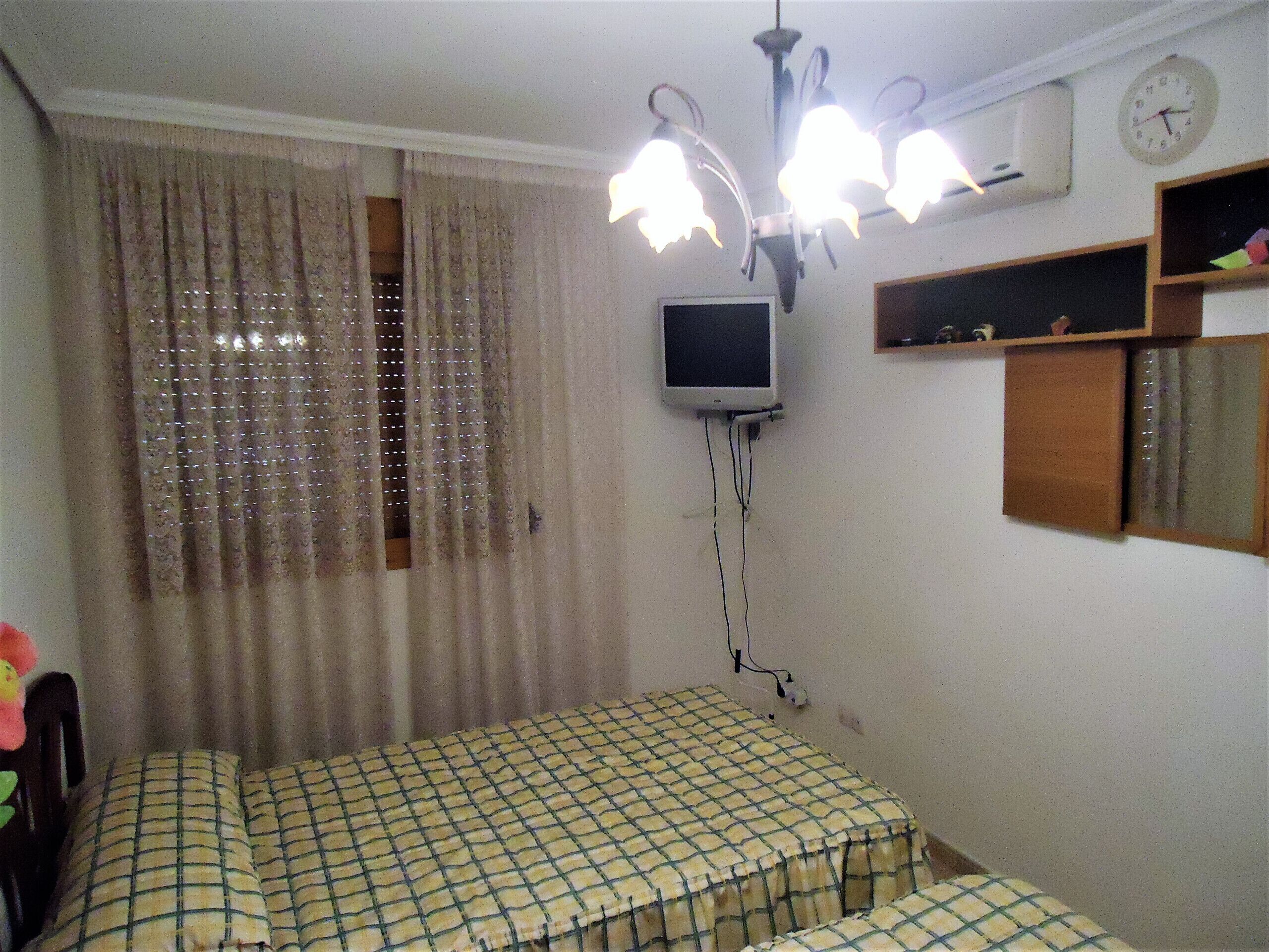 1 sovrum, strykjärn/strykbräda och sängkläder