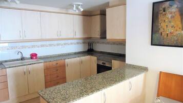 Geladeira, micro-ondas, fogão, cafeteira/chaleira