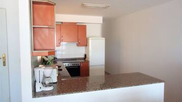 Geladeira, micro-ondas, fogão, lava-louças