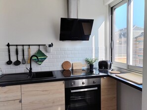 Fridge, microwave, oven, stovetop - Appartement Centre Ville Avec Parking Privatif (Dijon)