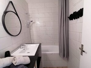 Duschwanne, Haartrockner, Handtücher, Toilettenpapier