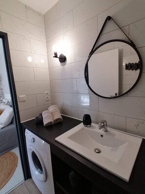 Duschwanne, Haartrockner, Handtücher, Toilettenpapier