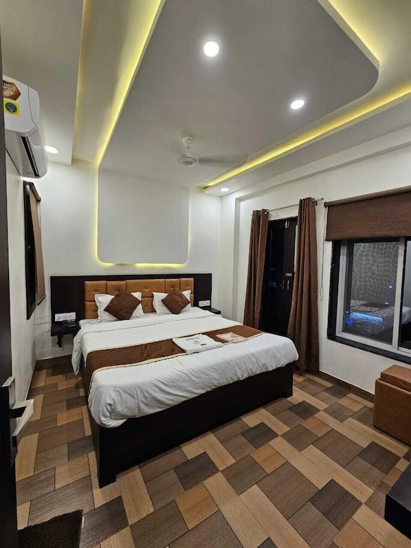 Escritorio, cortinas blackout y sistema de insonorización